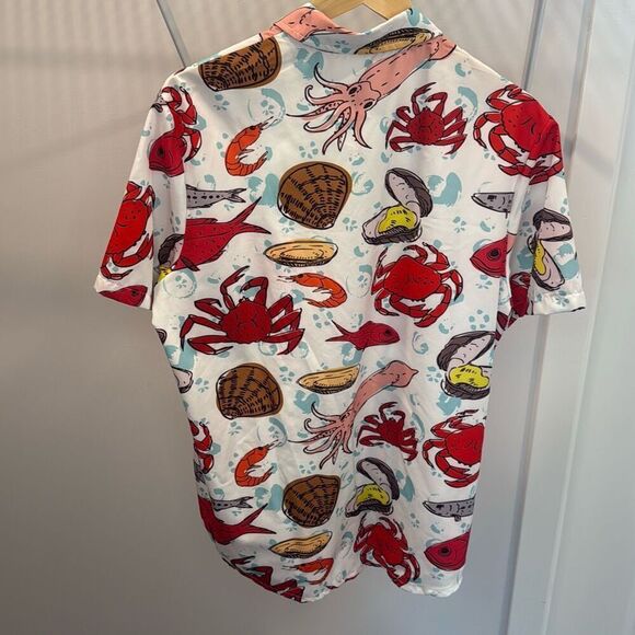 Men’s Short Sleeve Button Down Size Medium Seafood Boil Oyster Crab Octopus Clam - Picture 6 of 6